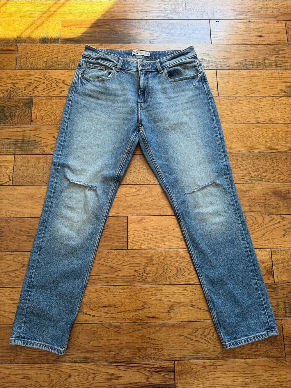 Zara Women’s Classic Light Blue Distressed straight Jeans size 6